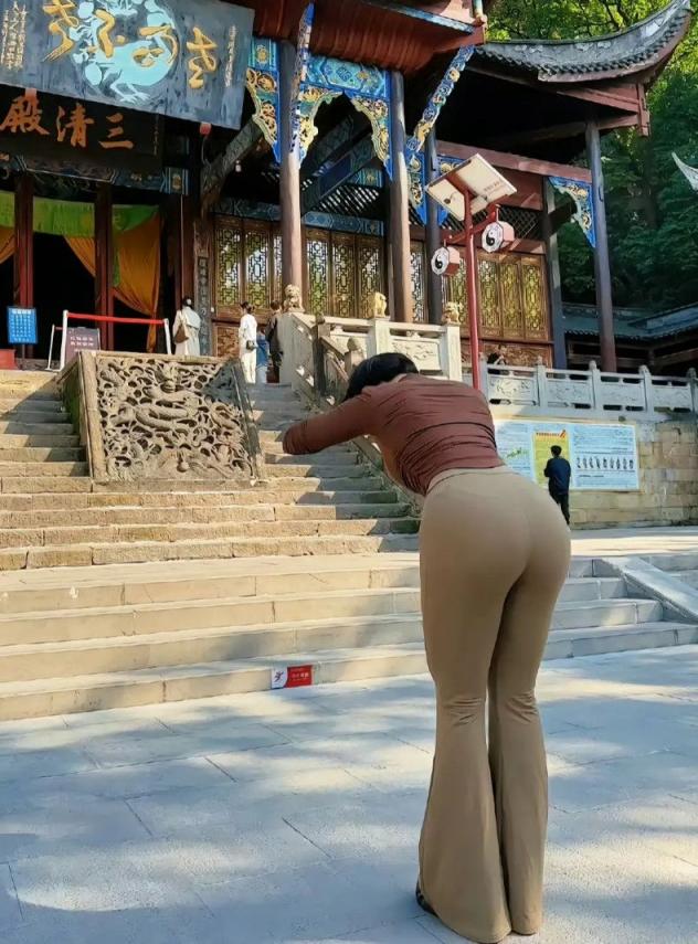 瑜伽裤美女的屁股
