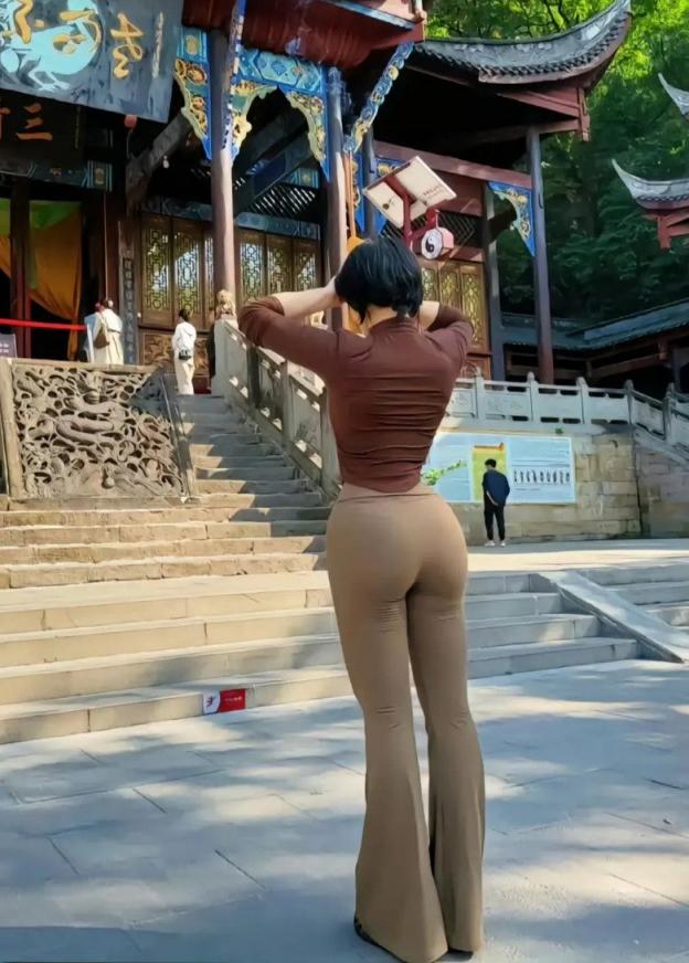 瑜伽裤美女的屁股