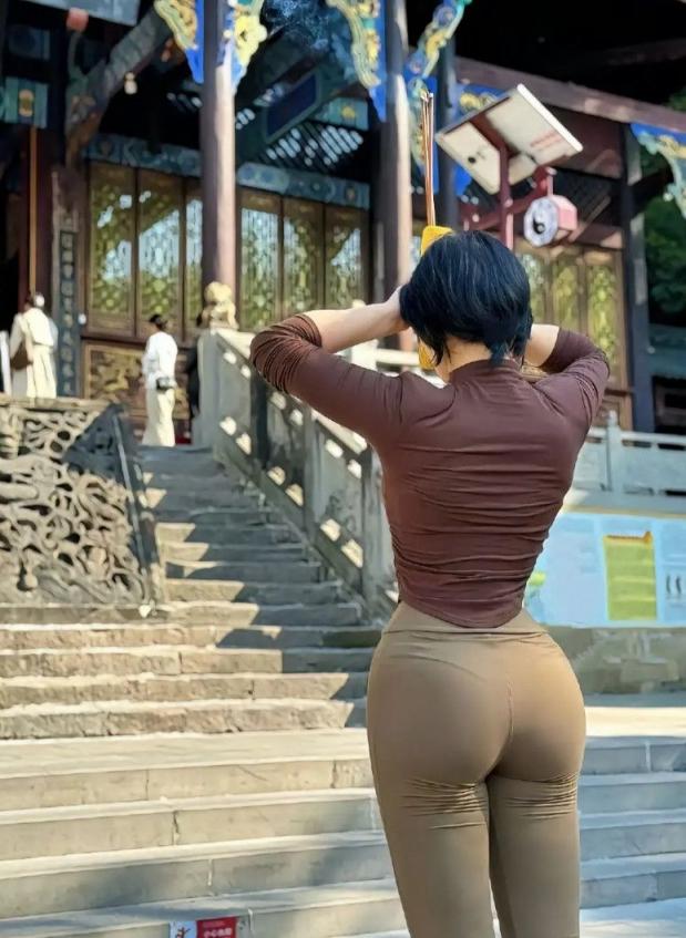 瑜伽裤美女的屁股