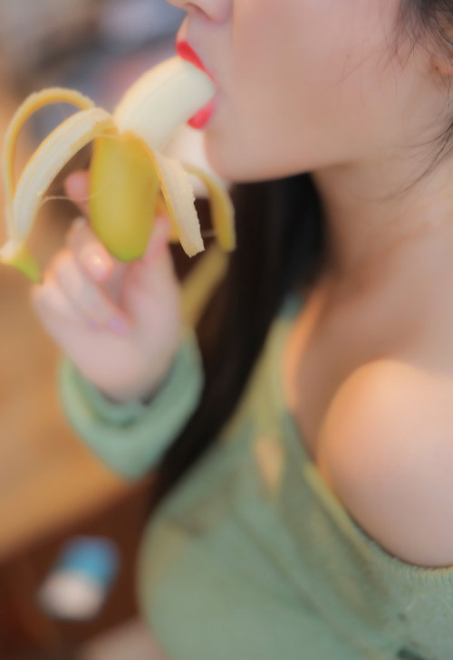诗诗i牛仔小短裤难掩春光