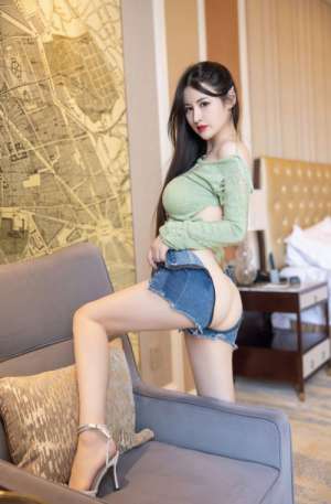 诗诗i牛仔小短裤难掩春光