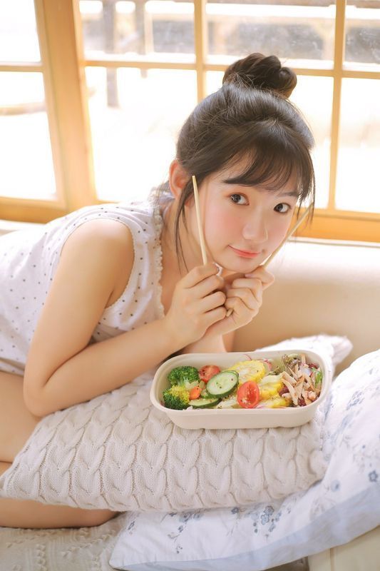 俏皮可爱美少女长腿诱惑写真图片