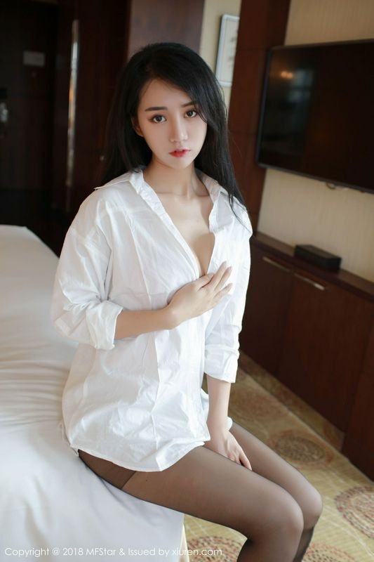 绅士杀手白子嫣白衬衫与黑丝美腿