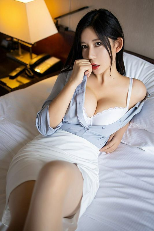 热辣女秘书 肉丝美脚体态妖娆
