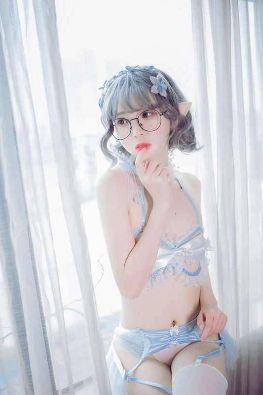 精灵眼镜娘