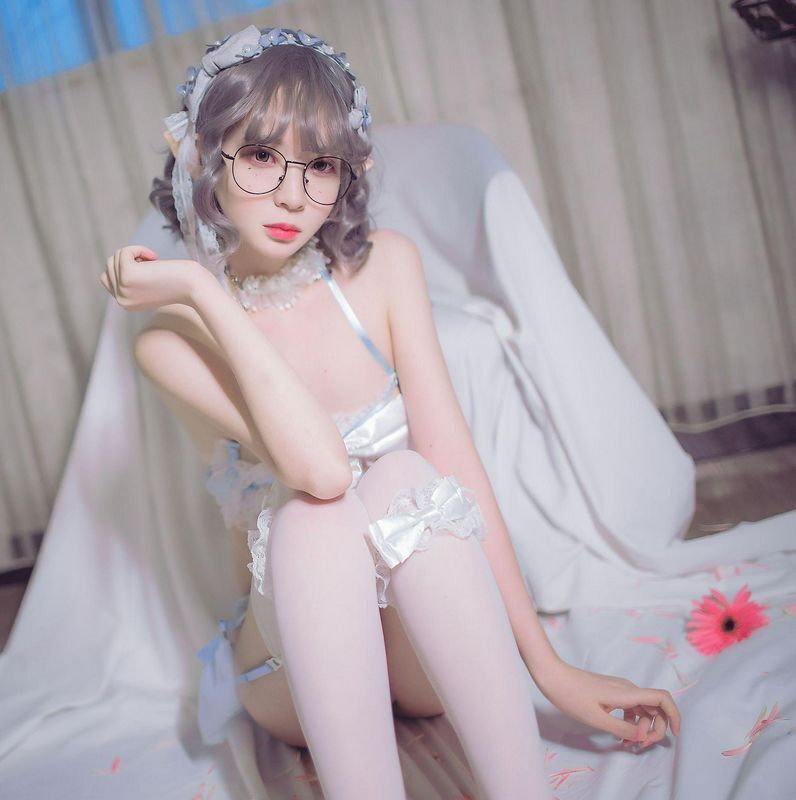 精灵眼镜娘