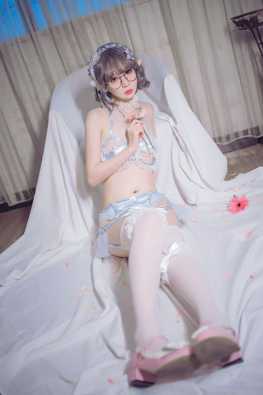 精灵眼镜娘