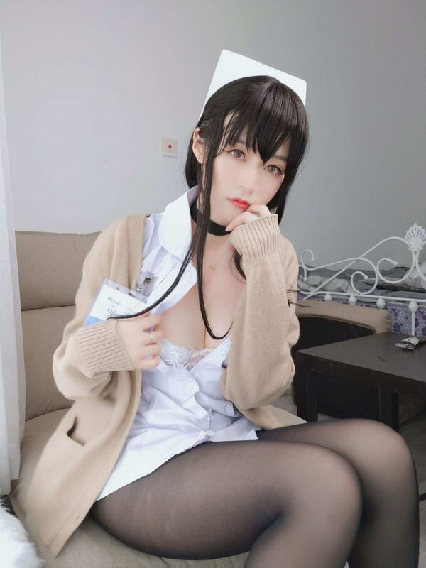 白银长发小护士 画像66枚