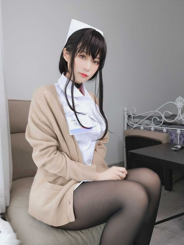 白银长发小护士 画像66枚