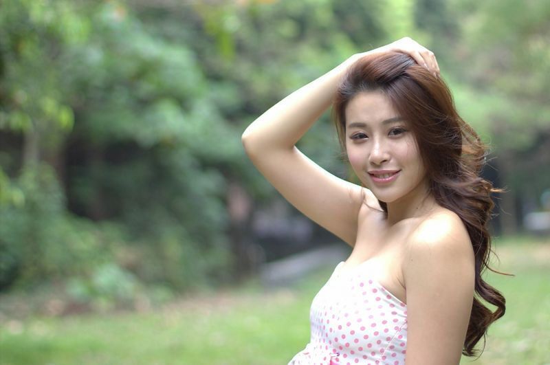 Model写真系列千娇百媚的少妇邬育锜外拍美腿