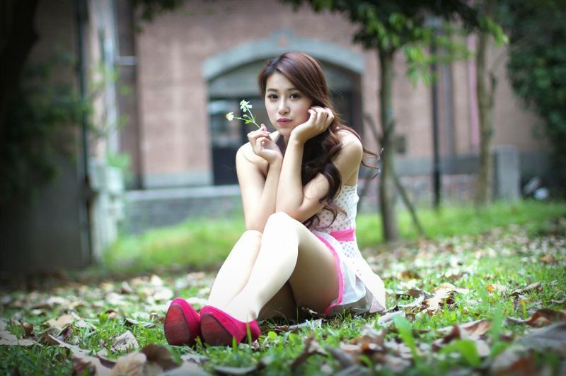 Model写真系列千娇百媚的少妇邬育锜外拍美腿