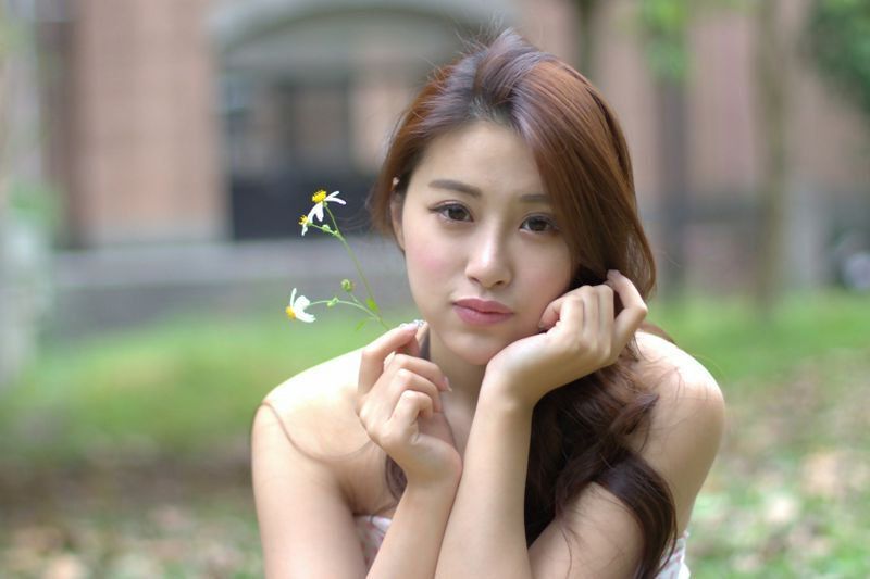 Model写真系列千娇百媚的少妇邬育锜外拍美腿