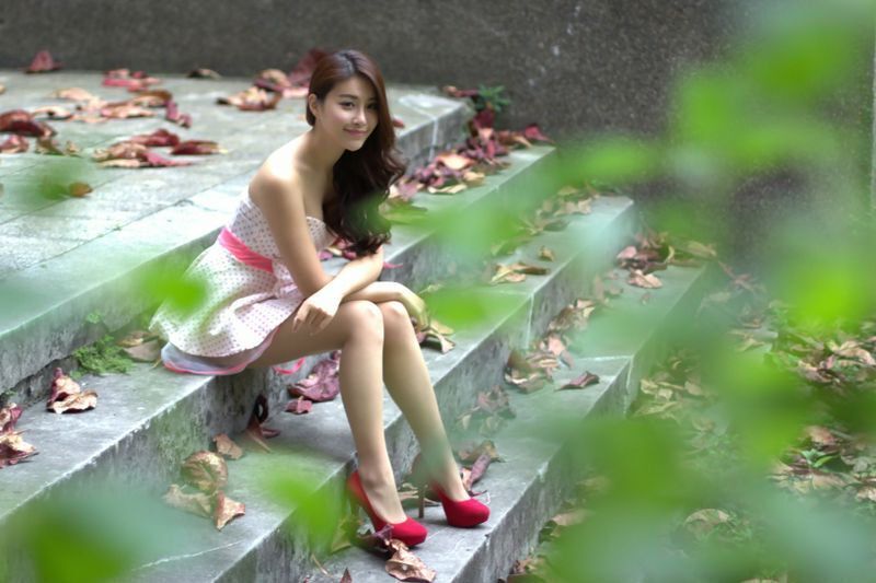 Model写真系列千娇百媚的少妇邬育锜外拍美腿