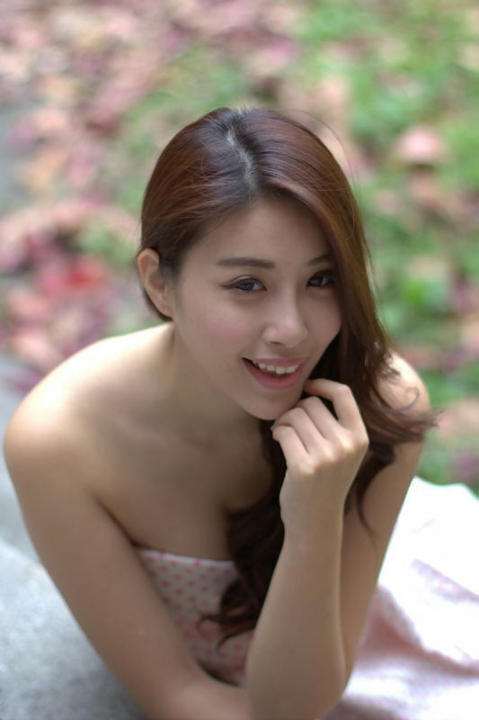 Model写真系列千娇百媚的少妇邬育锜外拍美腿