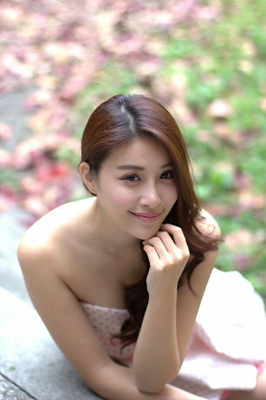 Model写真系列千娇百媚的少妇邬育锜外拍美腿