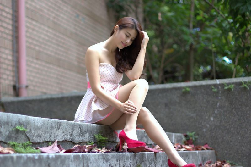 Model写真系列千娇百媚的少妇邬育锜外拍美腿