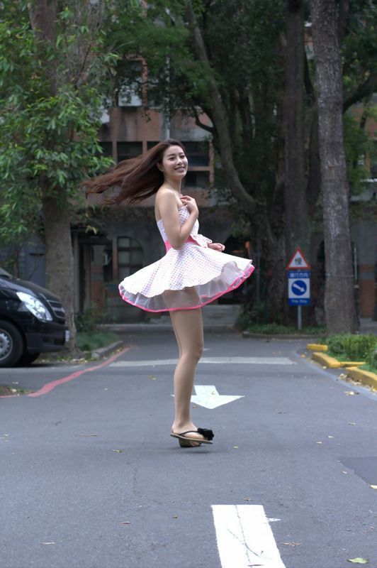 Model写真系列千娇百媚的少妇邬育锜外拍美腿