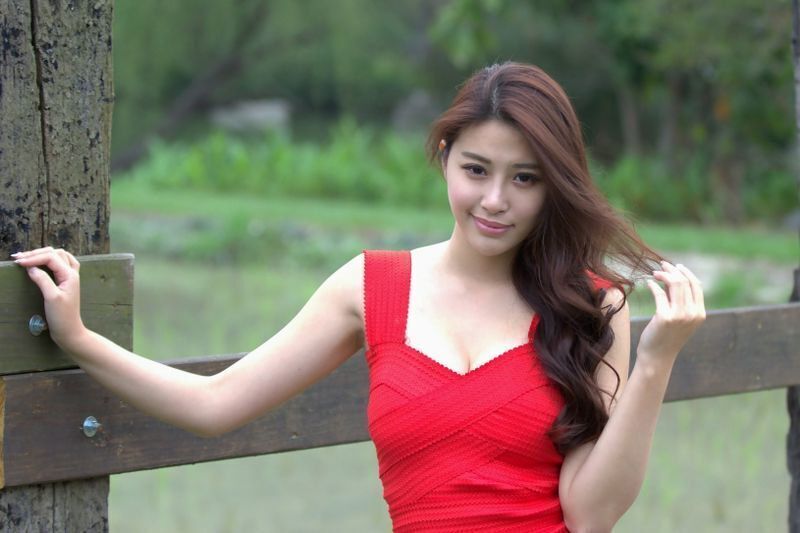 Model写真系列千娇百媚的少妇邬育锜外拍美腿
