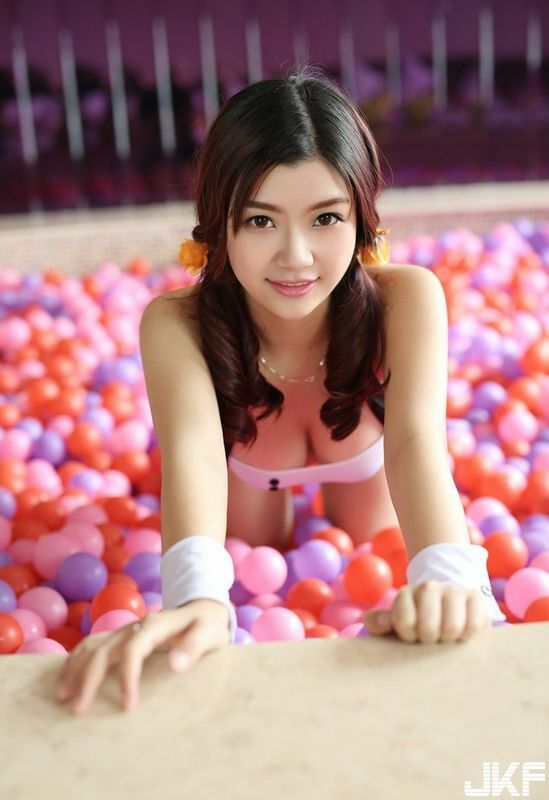 性感华模雪白女Maggy美胸诱惑