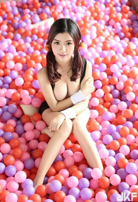 性感华模雪白女Maggy美胸诱惑