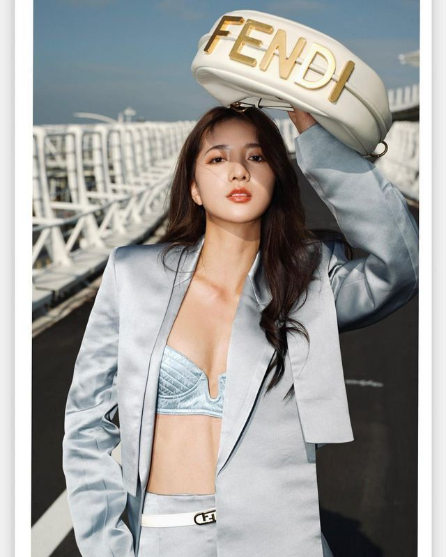 阳光正妹妍安ann超豪乳视角让网友看呆，紧致线条搭配狂野巨乳，血压跟着飙高啦！