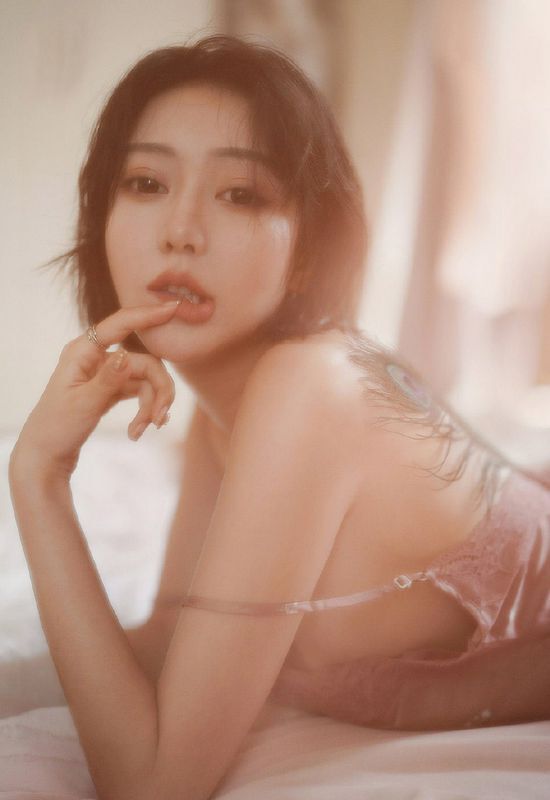 妖娆美女风情诱惑长腿写真