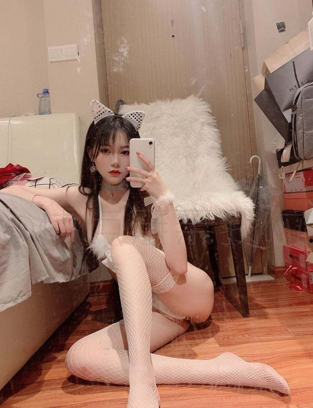快点亲亲我吖 白色吊带