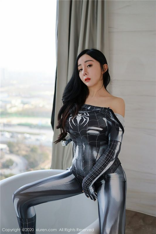 这个扮演蜘蛛人的美女裤子破了一个大洞
