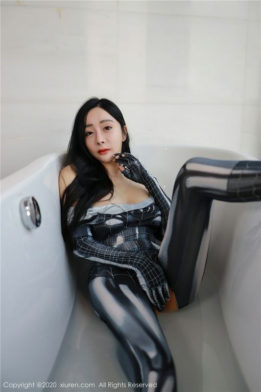 这个扮演蜘蛛人的美女裤子破了一个大洞