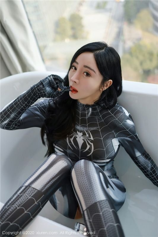 这个扮演蜘蛛人的美女裤子破了一个大洞