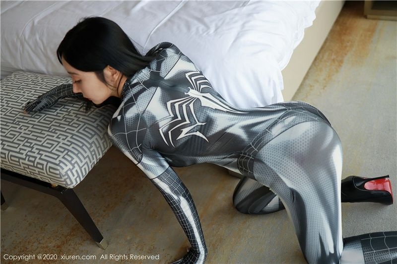 这个扮演蜘蛛人的美女裤子破了一个大洞