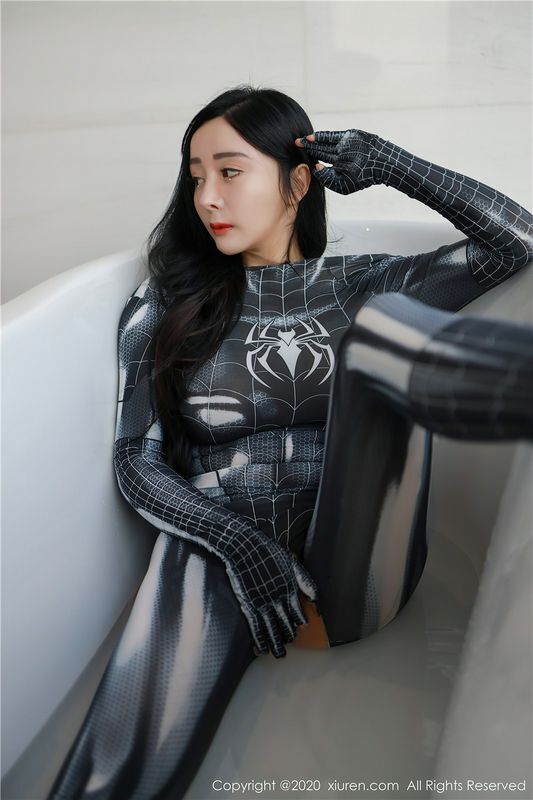 这个扮演蜘蛛人的美女裤子破了一个大洞