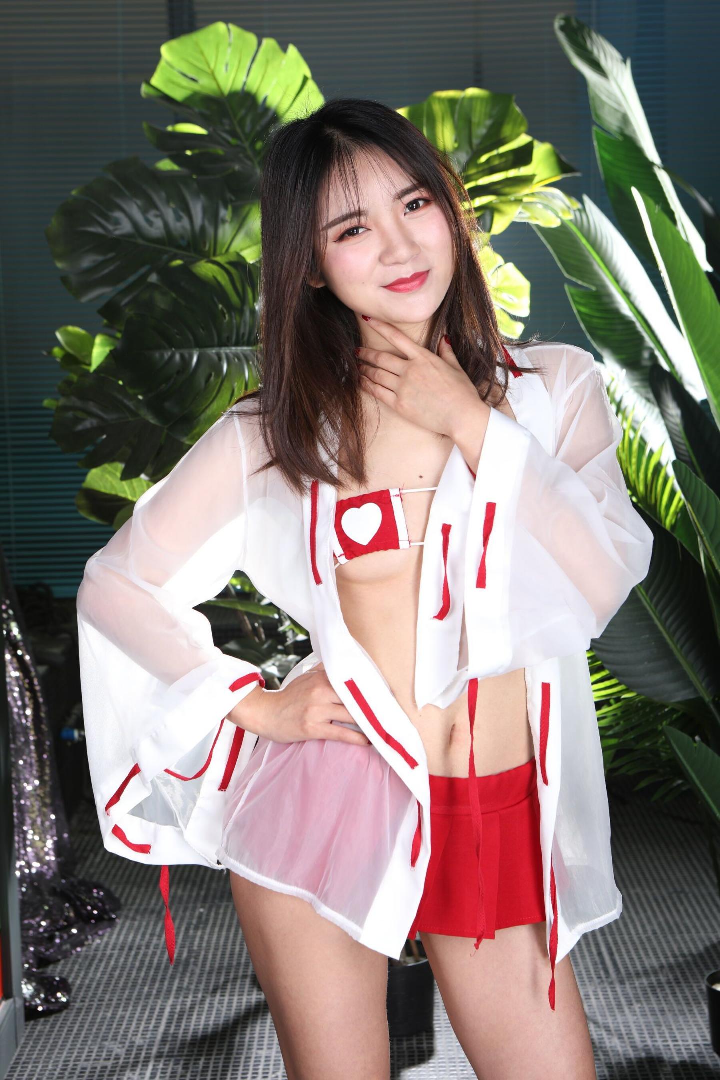 大脸妹子也是十分的骚气