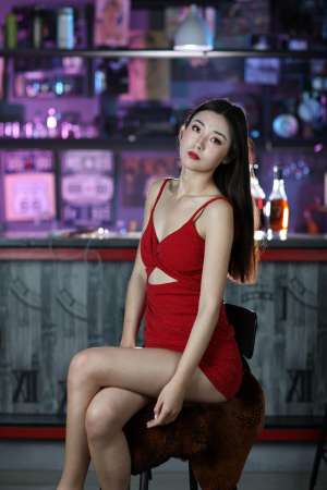 红衣妹子脱掉衣服太诱人了