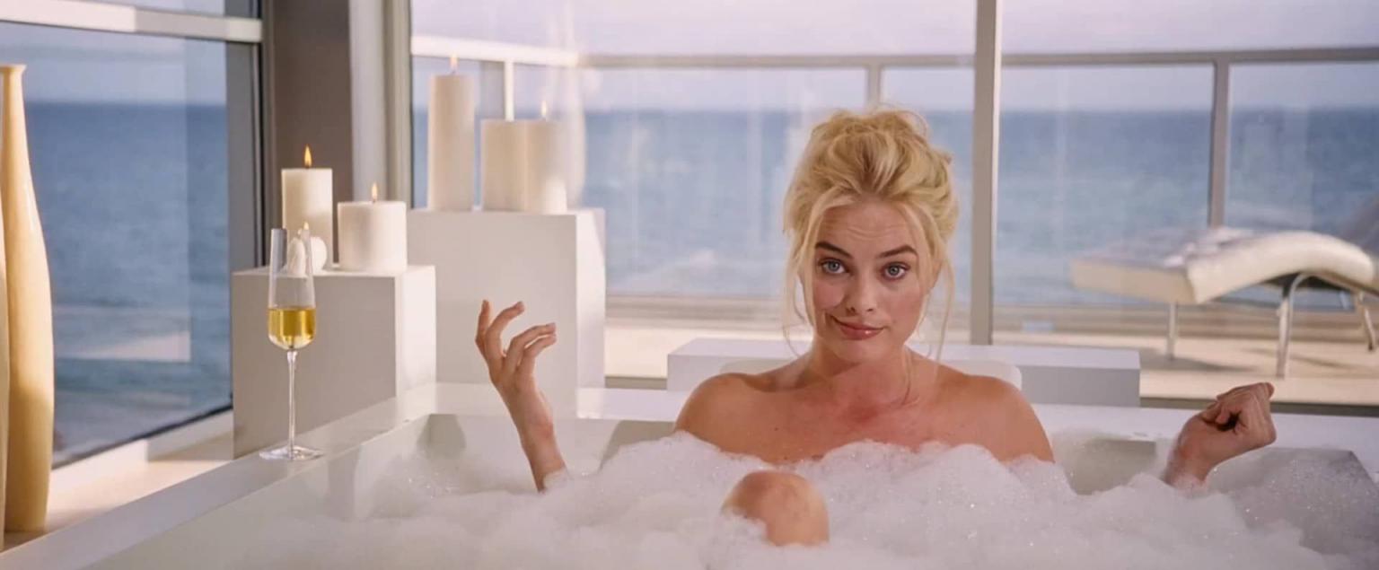 近两年爆火的真人芭比，那个男人背后的女人，小丑女Margot Robbie的一些大尺度照片