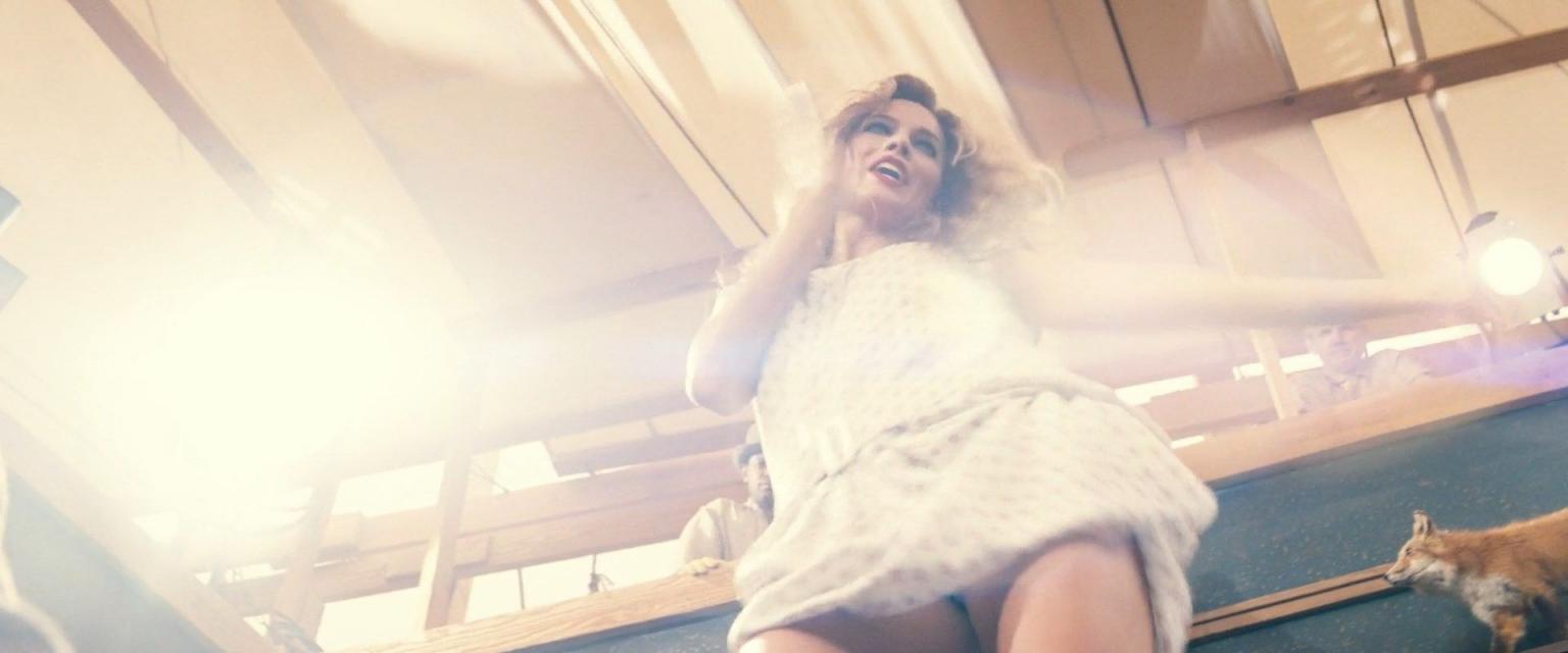 近两年爆火的真人芭比，那个男人背后的女人，小丑女Margot Robbie的一些大尺度照片