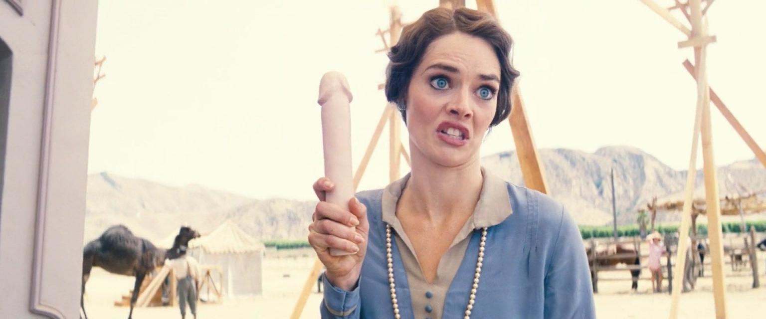 近两年爆火的真人芭比，那个男人背后的女人，小丑女Margot Robbie的一些大尺度照片