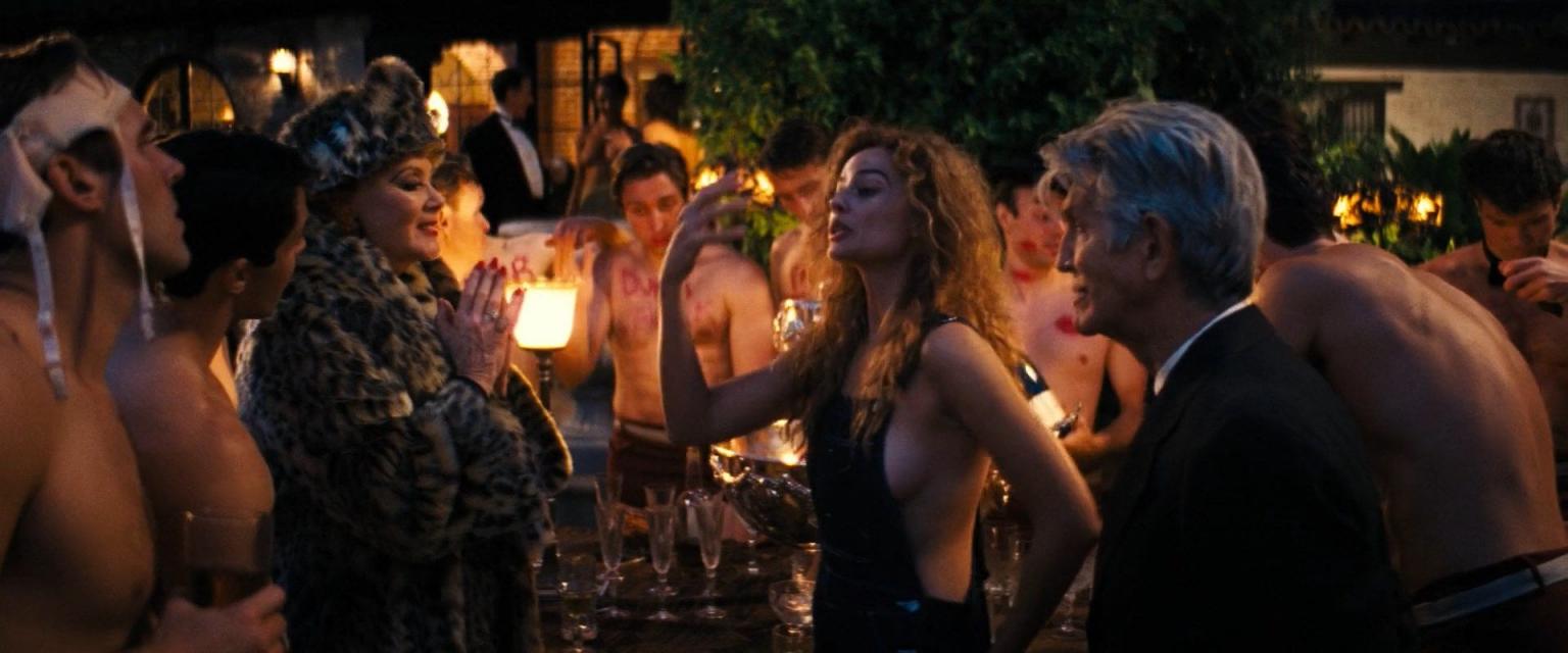 近两年爆火的真人芭比，那个男人背后的女人，小丑女Margot Robbie的一些大尺度照片