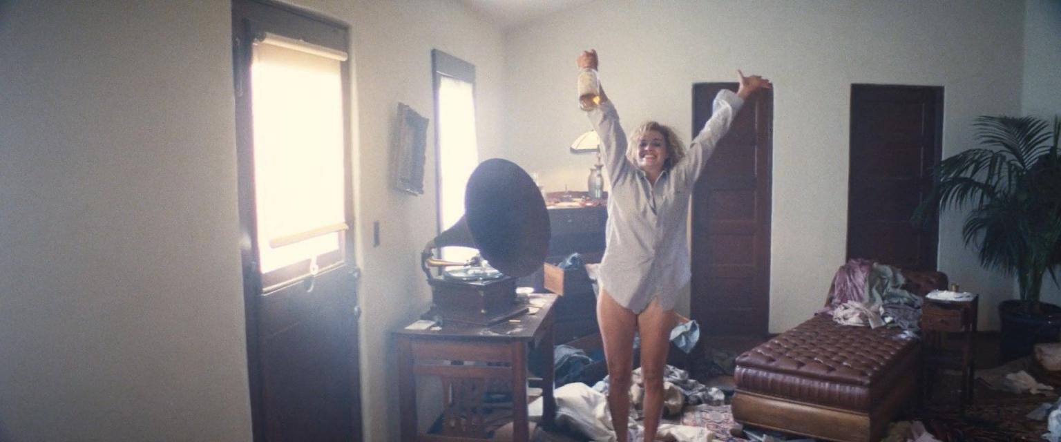 近两年爆火的真人芭比，那个男人背后的女人，小丑女Margot Robbie的一些大尺度照片