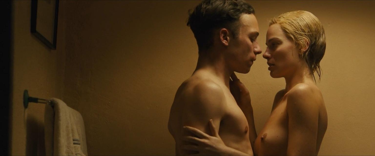 近两年爆火的真人芭比，那个男人背后的女人，小丑女Margot Robbie的一些大尺度照片