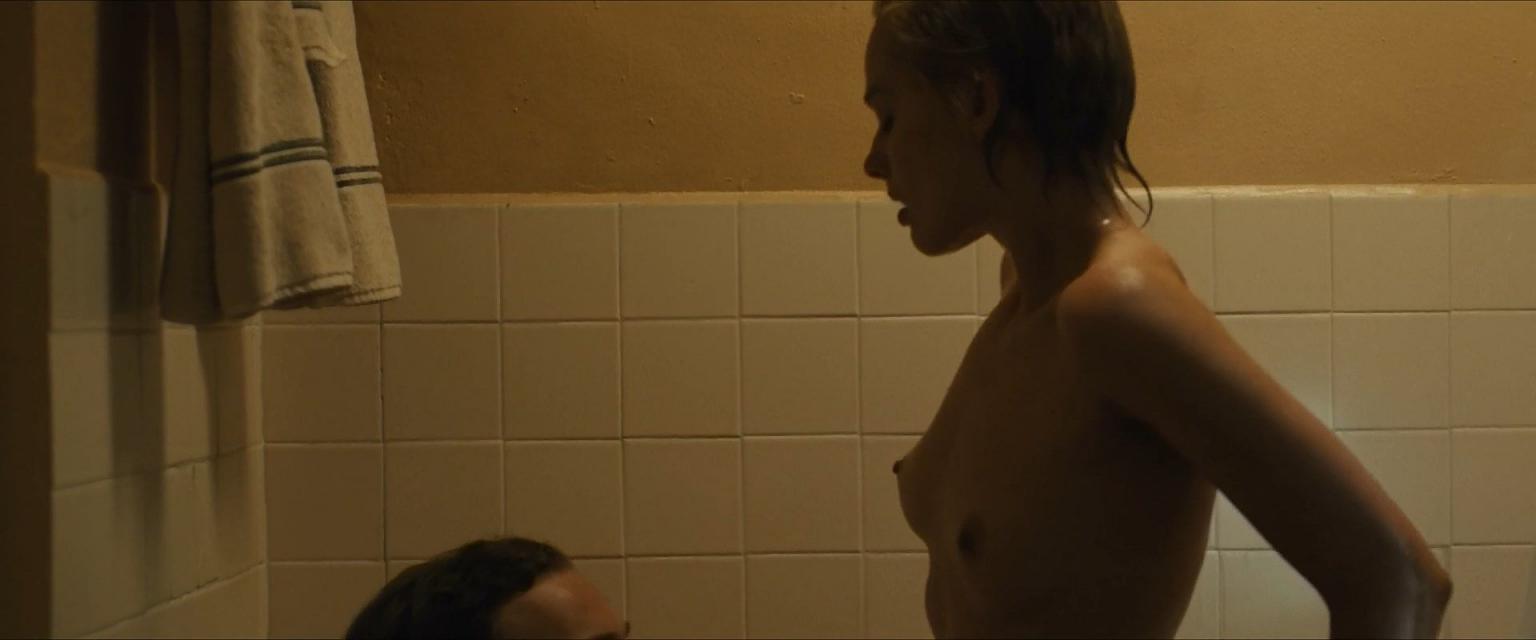 近两年爆火的真人芭比，那个男人背后的女人，小丑女Margot Robbie的一些大尺度照片