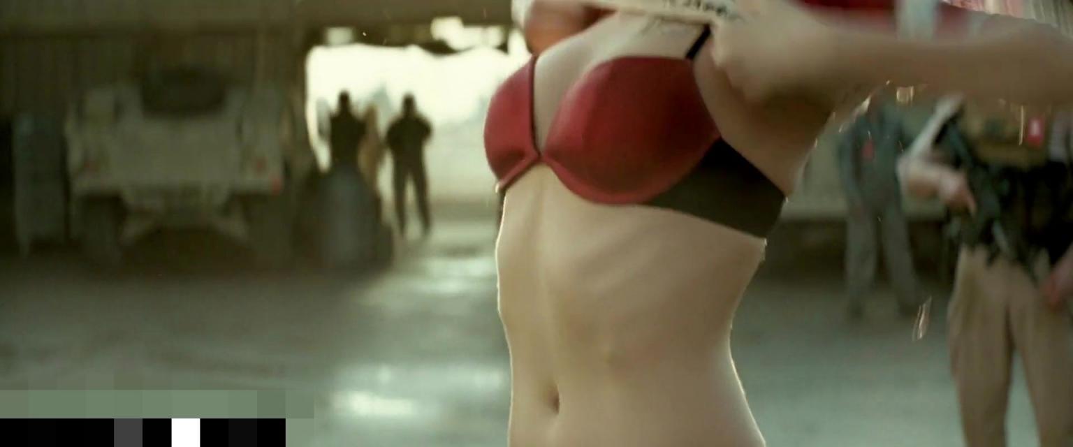 近两年爆火的真人芭比，那个男人背后的女人，小丑女Margot Robbie的一些大尺度照片