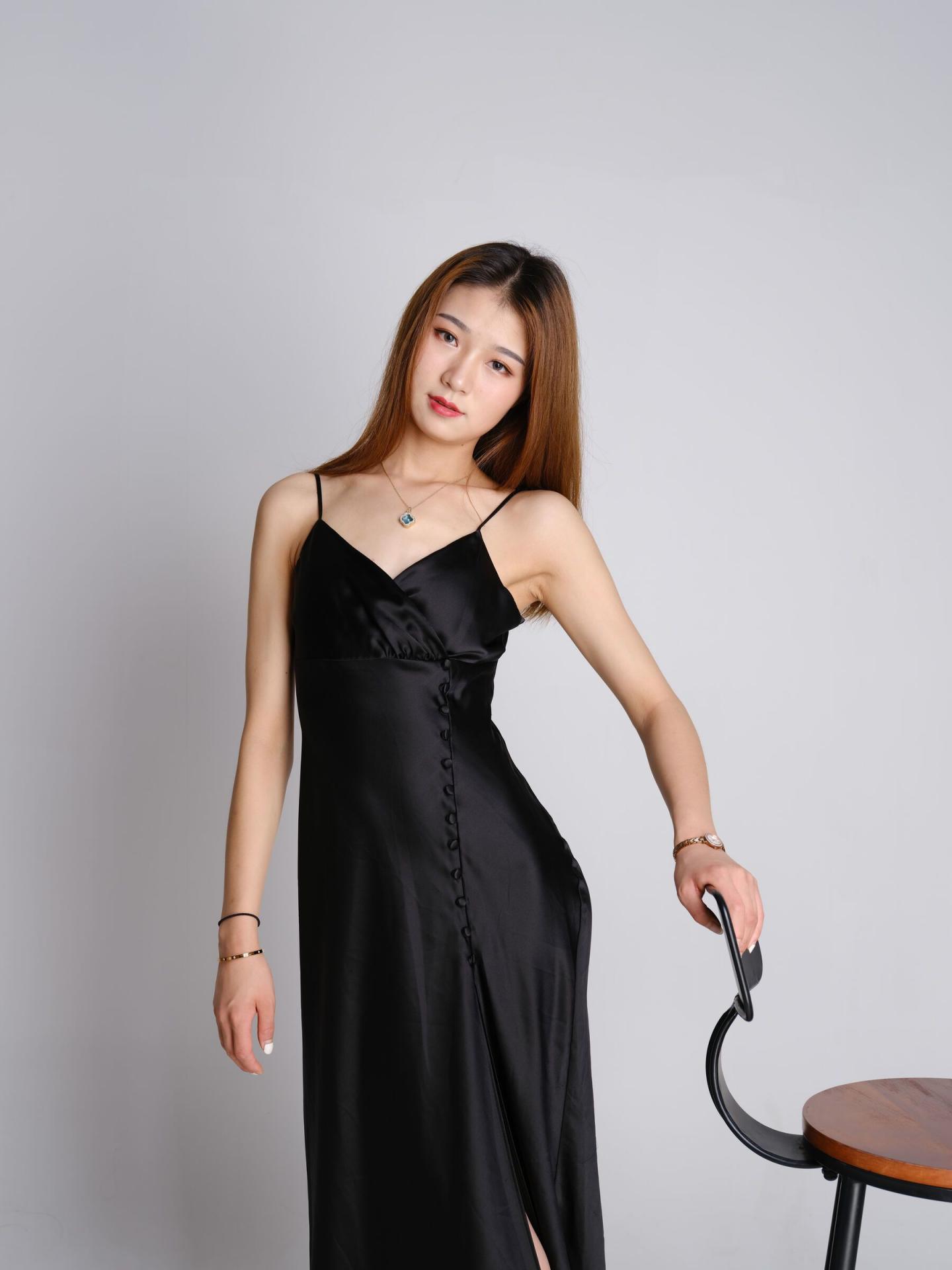 黑裙修身白嫩美妞