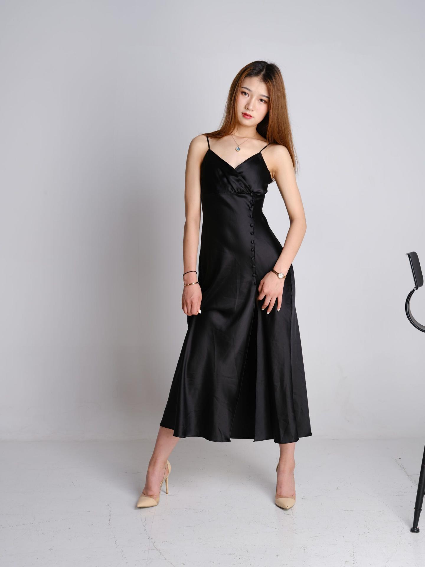 黑裙修身白嫩美妞