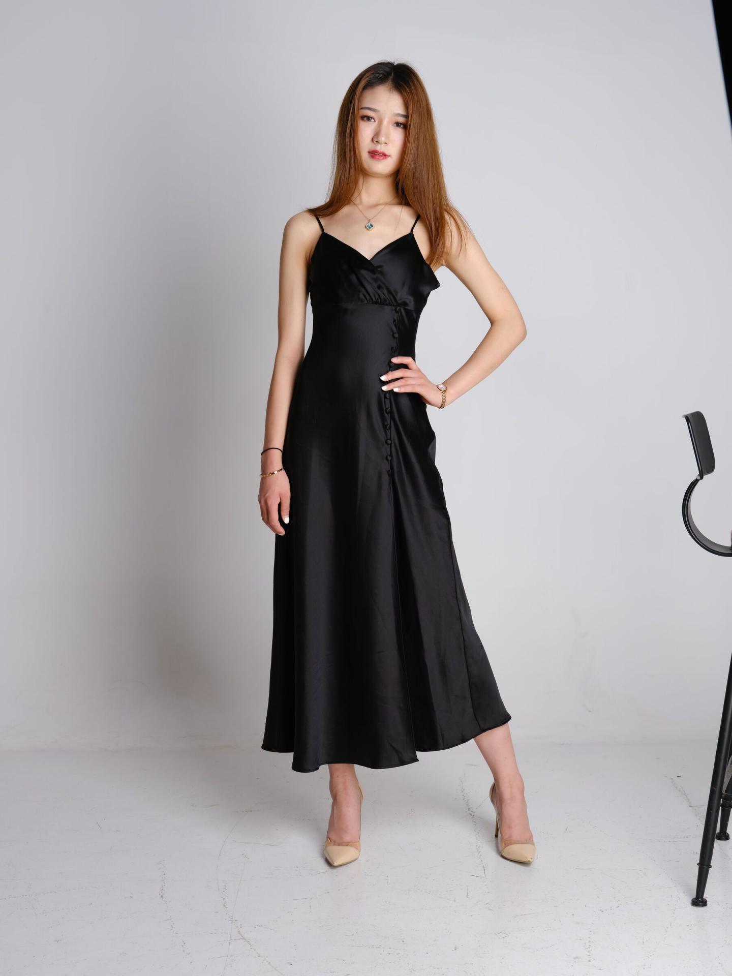 黑裙修身白嫩美妞