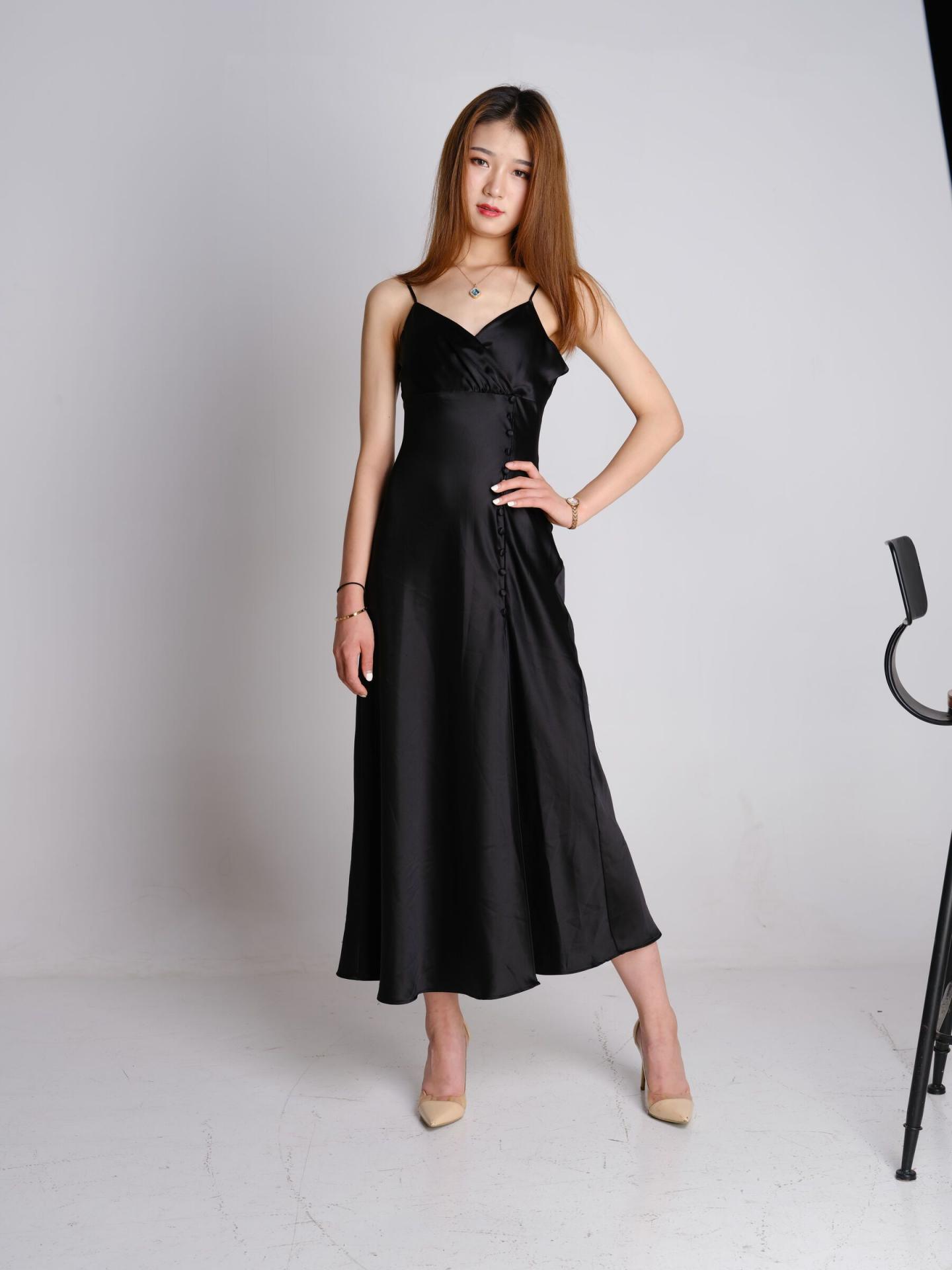 黑裙修身白嫩美妞