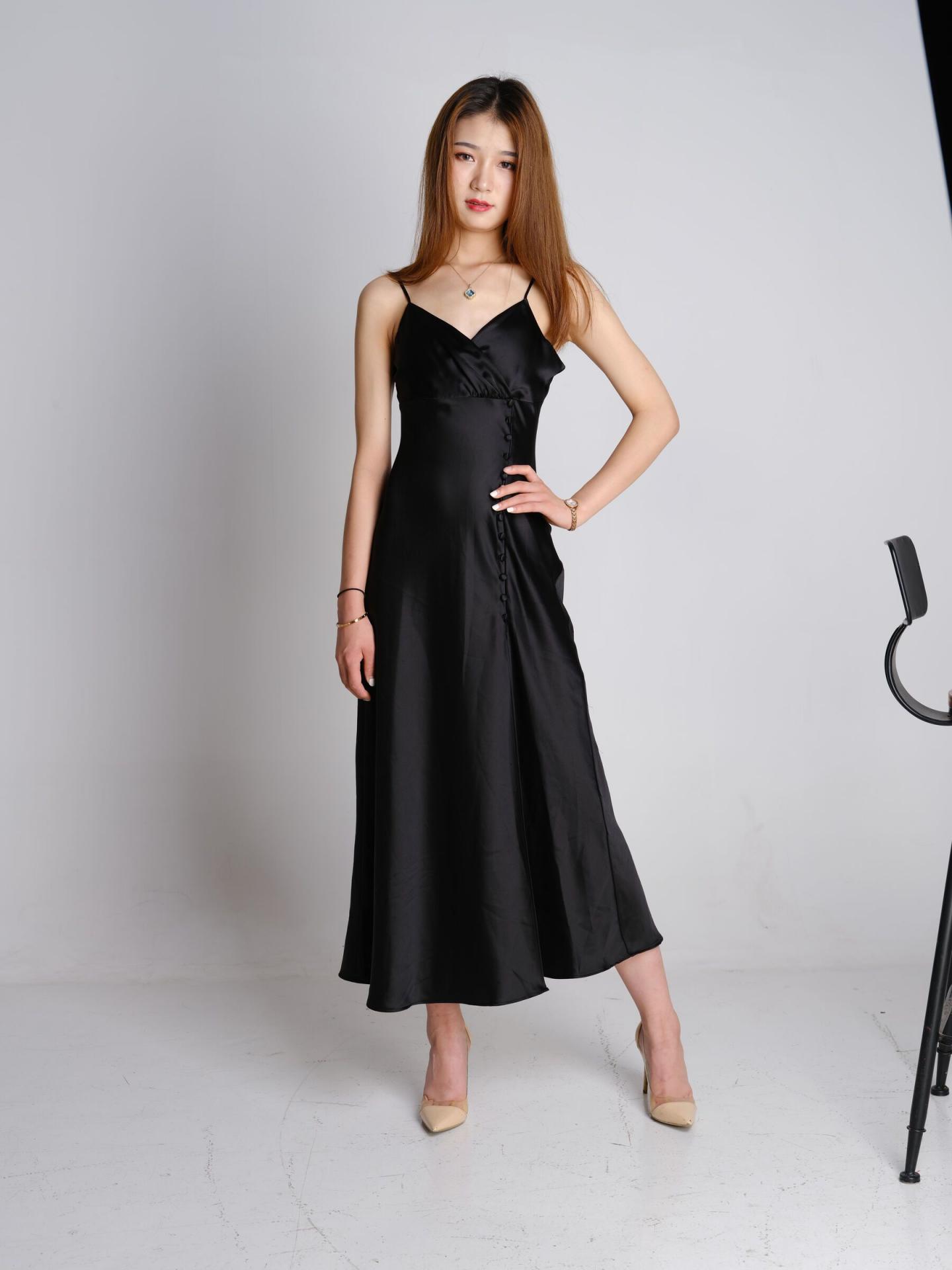 黑裙修身白嫩美妞