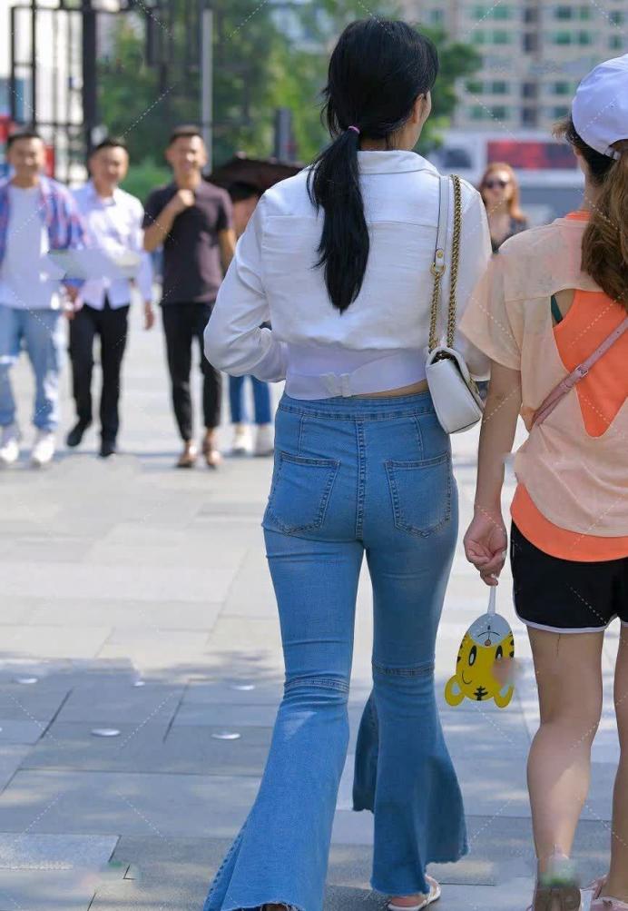 紧身牛仔裤少妇们