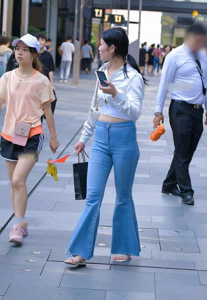 紧身牛仔裤少妇们