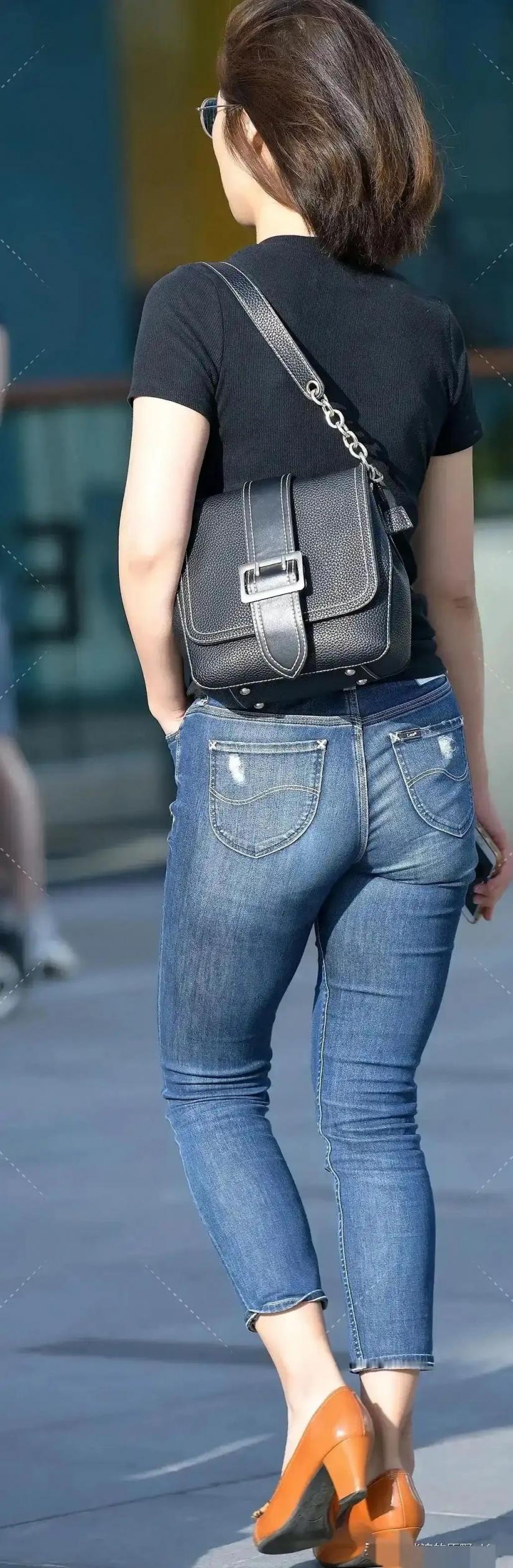 紧身牛仔裤少妇们